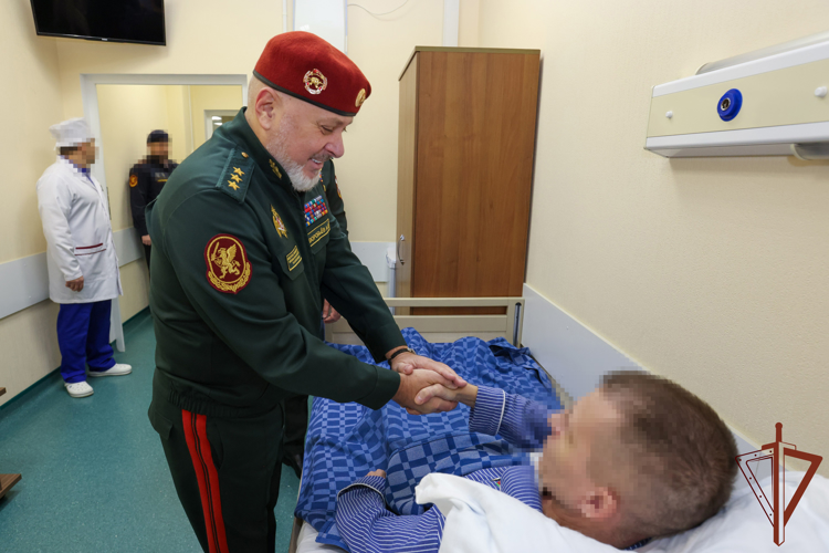 Росгвардейцам вручены боевые награды в Главном госпитале ведомства (видео)