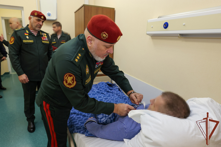Росгвардейцам вручены боевые награды в Главном госпитале ведомства (видео)