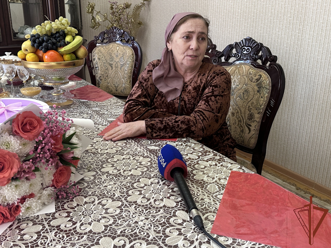 В преддверии Дня матери росгвардейцы в Ингушетии навестили семью сослуживца