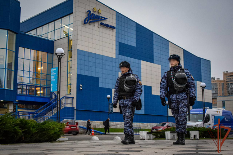 Военнослужащие и сотрудники Росгвардии обеспечили безопасность футбольного матча в Санкт-Петербурге