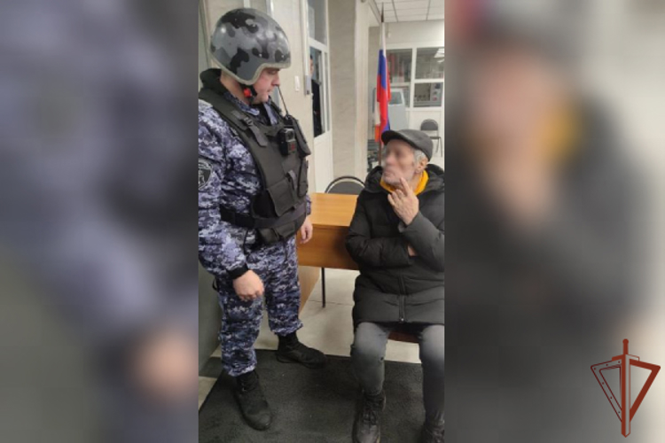 Потерявшему память пенсионеру из Санкт-Петербурга росгвардейцы помогли вернуться к родственникам 