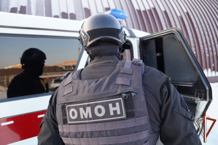 В Санкт-Петербурге при силовой поддержке спецназа Росгвардии задержали подозреваемых в организации незаконной миграции