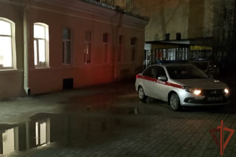 Росгвардейцы задержали подозреваемого в краже металлических шкафов с территории военкомата в Санкт-Петербурге (видео)