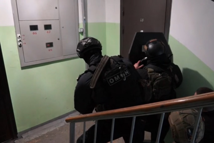 При силовой поддержке Росгвардии на Камчатке задержали мужчину, который насильно удерживал женщину в квартире