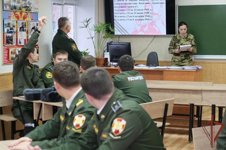 В Центральном округе Росгвардии проходят тематические уроки для воспитанников подшефных учреждений