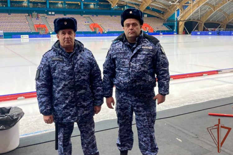 Росгвардейцы обеспечили безопасность на матче всероссийского чемпионата по хоккею с мячом в Кемерове
