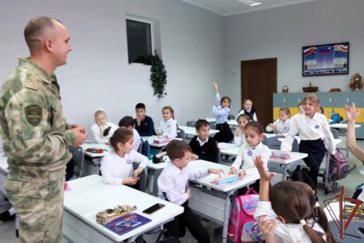 В преддверии Дня народного единства росгвардейцы на Северном Кавказе проводят встречи с подрастающим поколением 