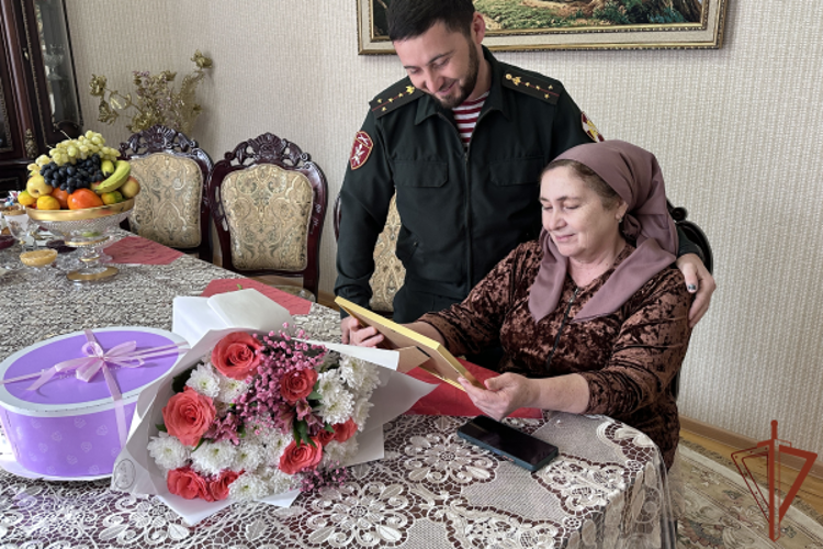 В преддверии Дня матери росгвардейцы в Ингушетии навестили семью сослуживца