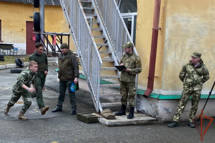 Сотрудники и военнослужащие Росгвардии продолжают проводить патриотические мероприятия для подрастающего поколения на Урале