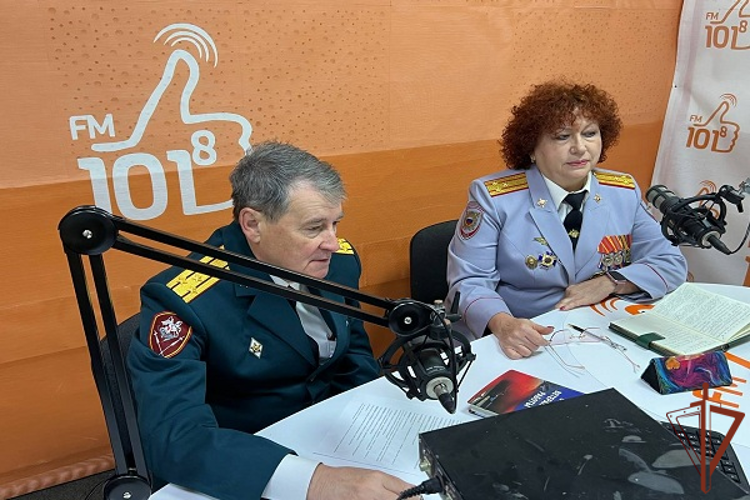 Ветеранов войск правопорядка поздравили в прямом эфире хабаровского радио 