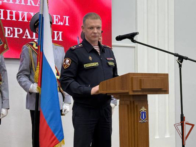 Заместитель командующего Приволжским округом Росгвардии поздравил ульяновских полицейских с профессиональным праздником