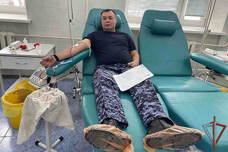 Банк донорской крови пополнили росгвардейцы в Магнитогорске 