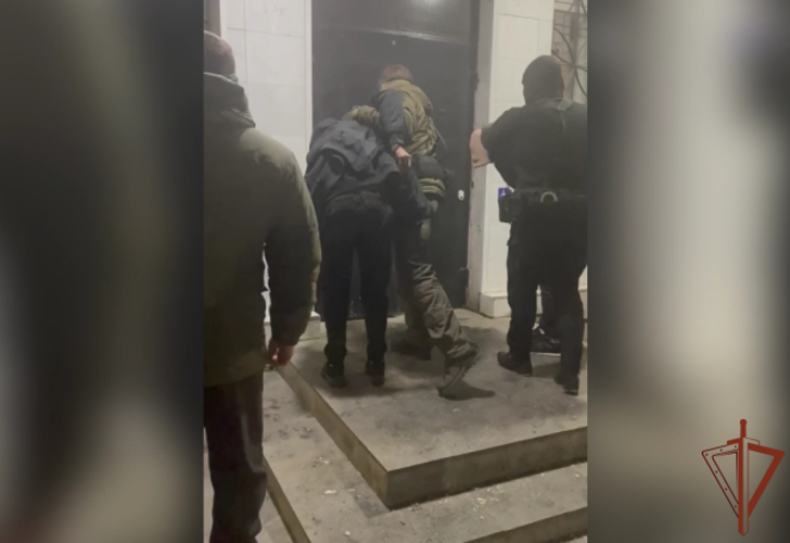 При силовой поддержке СОБР Росгвардии задержан с поличным подозреваемый в незаконном обороте наркотиков (видео)