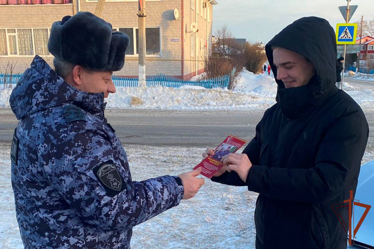 Росгвардейцы напомнили уральцам о правилах безопасности в новогодние праздники 