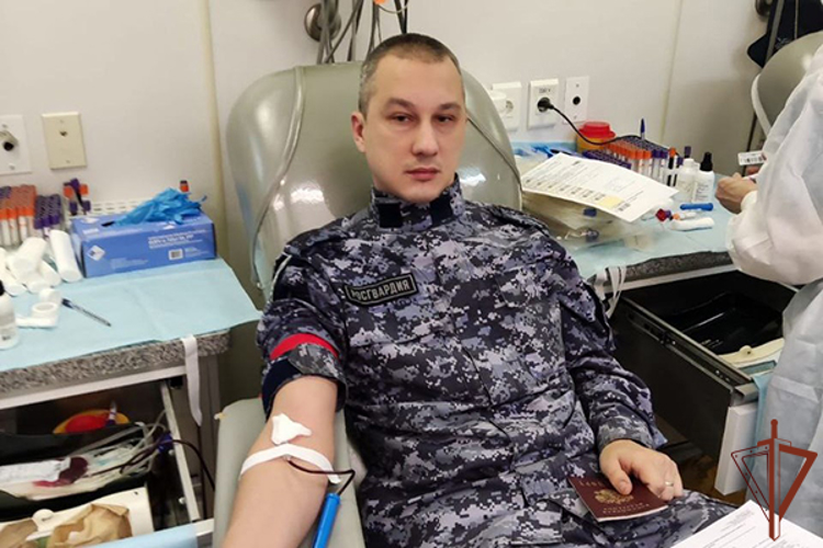 В городе Снежинске Челябинской области росгвардейцы присоединились к ведомственной акции «От сердца к сердцу»