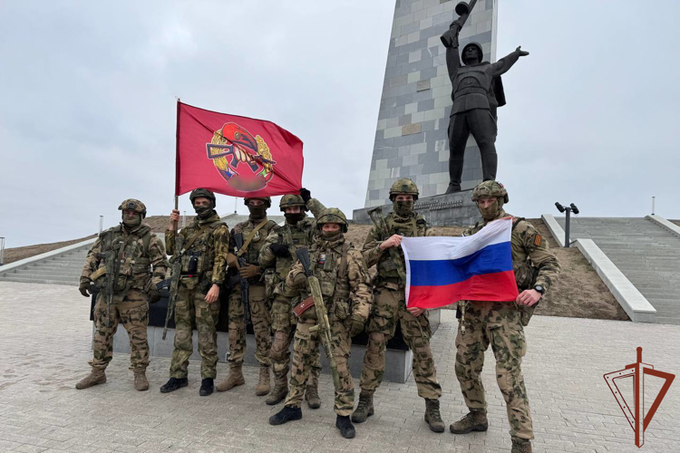 Военнослужащие группировки Росгвардии в ДНР приняли участие в мероприятиях, посвященных Дню Неизвестного солдата