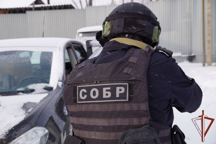 При силовой поддержке СОБР Росгвардии в Новосибирской области задержаны подозреваемые в распространении наркотиков
