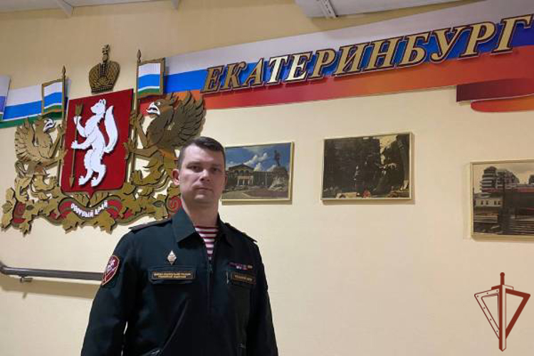 Военнослужащий Росгвардии в Екатеринбурге пришел на помощь водителю загоревшегося на дороге автомобиля