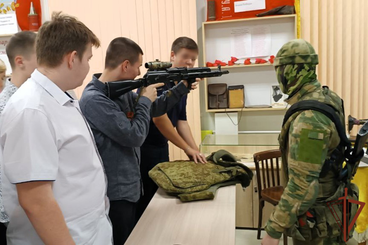Военнослужащие группировки Росгвардии в ДНР приняли участие в мероприятиях, посвященных Дню Неизвестного солдата