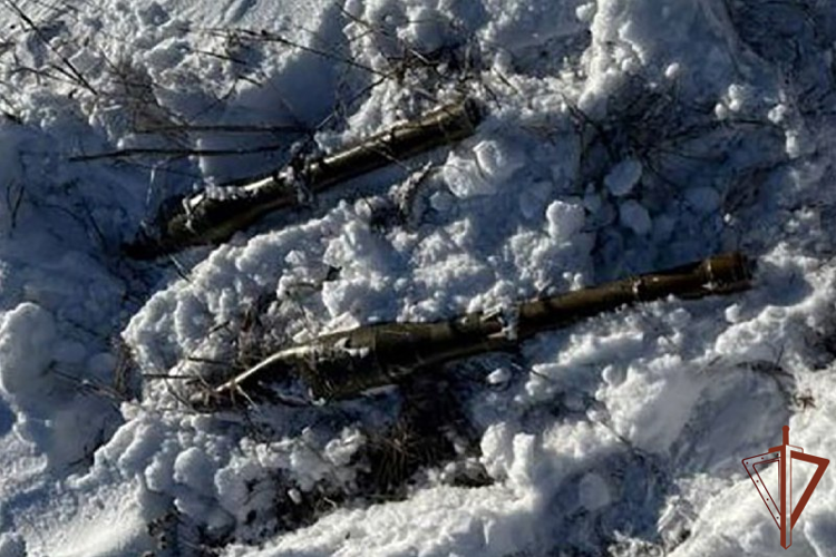 Оружие и боеприпасы иностранного производства обнаружили военнослужащие Росгвардии и сотрудники ФСБ в ЛНР