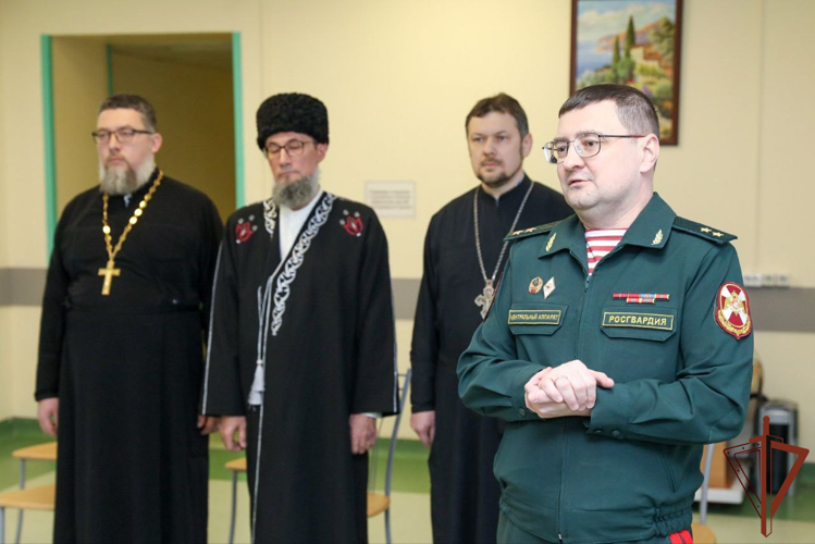 Представители религиозных конфессий навестили раненых бойцов - участников СВО в Главном госпитале Росгвардии