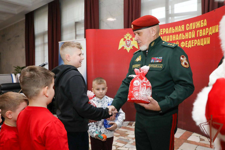 Росгвардия совместно с АНО «Победоносец» отправила детей участников СВО в гости к Деду Морозу на праздничном поезде (видео)