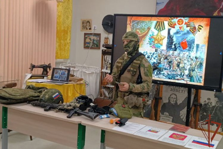Военнослужащие группировки Росгвардии в ДНР приняли участие в мероприятиях, посвященных Дню Неизвестного солдата