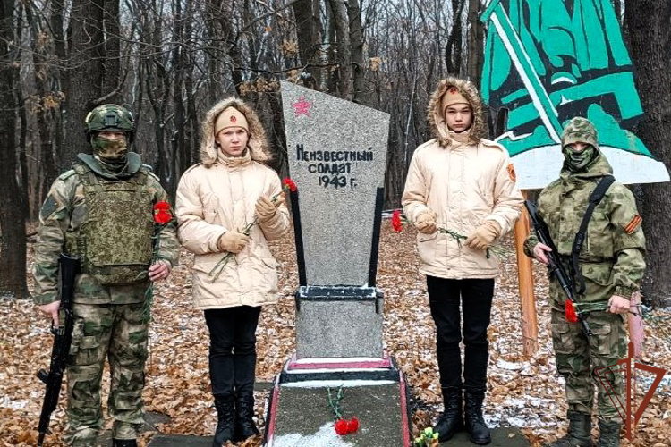 Военнослужащие группировки Росгвардии в ДНР приняли участие в мероприятиях, посвященных Дню Неизвестного солдата