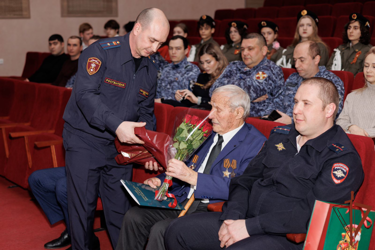 На Ставрополье росгвардейцы поздравили ветерана Великой Отечественной войны со 100-летним юбилеем