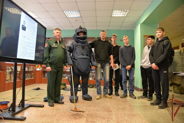 В Уральском округе Росгвардии завершились мероприятия к 100-летию со дня рождения генерал-майора Николая Андрианова (видео)