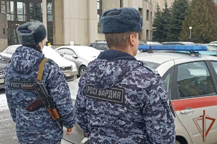 Росгвардейцы разыскали и вернули матери мальчика, в одиночку ушедшего из дома на прогулку в Санкт-Петербурге