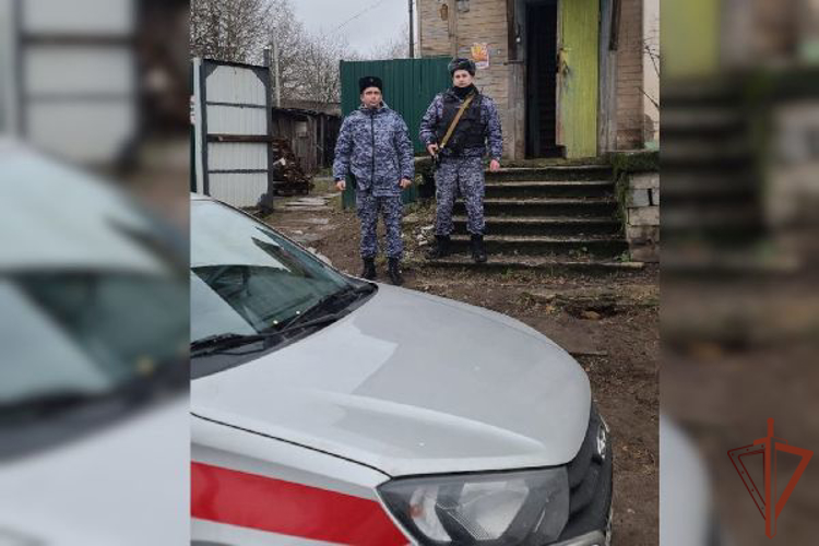 В Ленинградской области росгвардейцы спасли из горящего здания людей