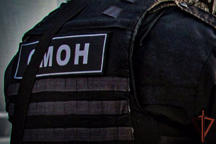 В Красноярском крае при содействии ОМОН Росгвардии у местного жителя изъяты незаконно хранящиеся оружие и взрывчатые вещества