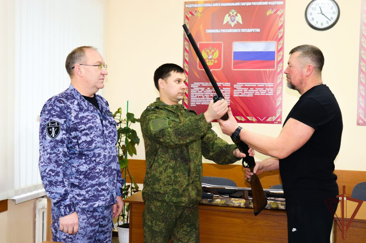 Росгвардейцы оказывают помощь жителям Марий Эл в передаче оружия на нужды СВО