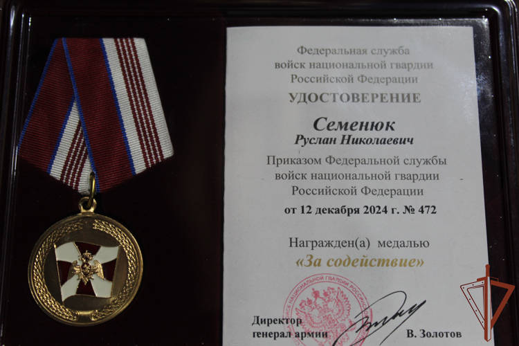 В Сыктывкаре в Центре подготовки личного состава Росгвардии вручили ведомственную медаль председателю совета директоров ООО «Лузалес»
