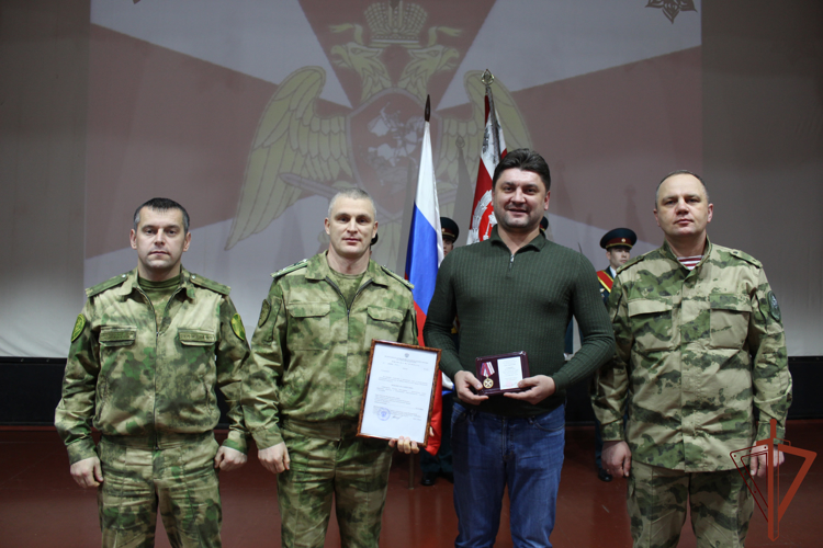 В Сыктывкаре в Центре подготовки личного состава Росгвардии вручили ведомственную медаль председателю совета директоров ООО «Лузалес»