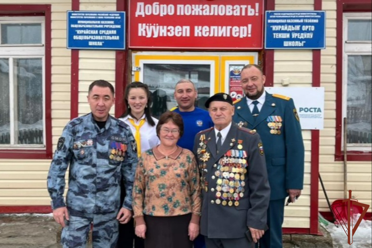 Росгвардейцы провели патриотические занятия со школьниками и рассказали о подвигах героев-сибиряков