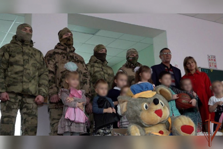 В преддверии Нового года росгвардейцы передали детям гуманитарную помощь в Луганской Народной Республике (видео)