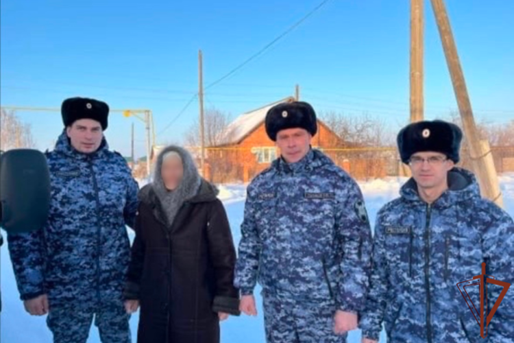 Сотрудники Росгвардии в Омской области помогли страдающей потерей памяти пенсионерке вернуться домой