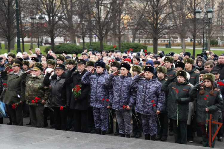 Росгвардейцы возложили цветы к Могиле Неизвестного солдата в Москве