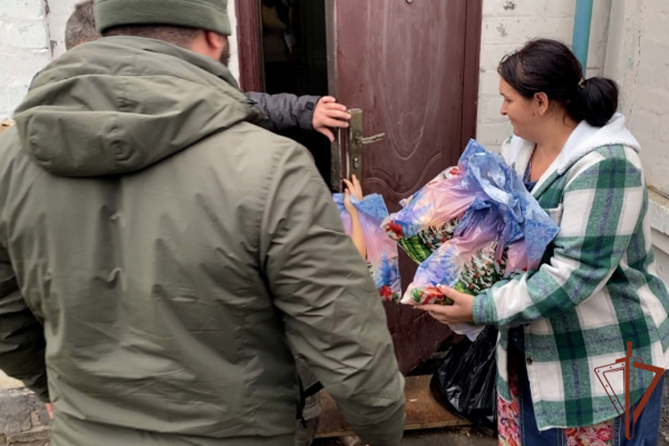 Росгвардейцы передали гуманитарную помощь жителям и провели встречи с детьми в новых российских регионах (видео)