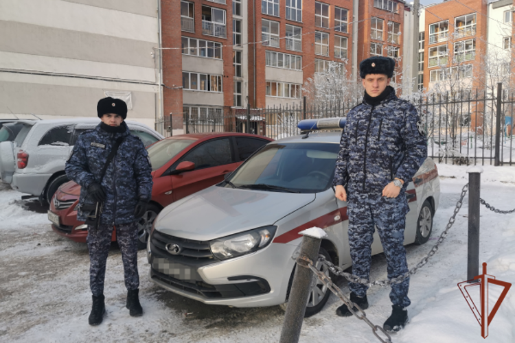 Росгвардейцы эвакуировали жильцов загоревшегося многоквартирного дома в Иркутске