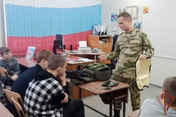 Росгвардейцы провели патриотические занятия со школьниками и рассказали о подвигах героев-сибиряков