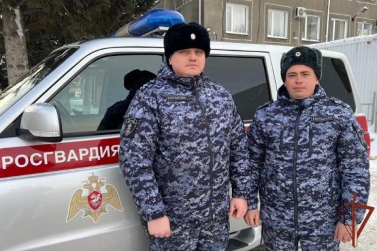 Сотрудники Росгвардии помогли в тушении пожара в Алтайском крае