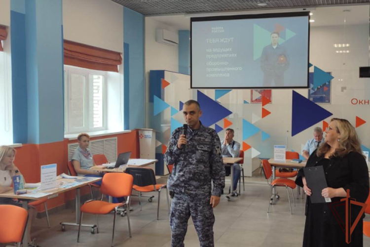 Офицеры Росгвардии проводят встречи с учащимися образовательных учреждений Сибири и участвуют в ярмарках вакансий