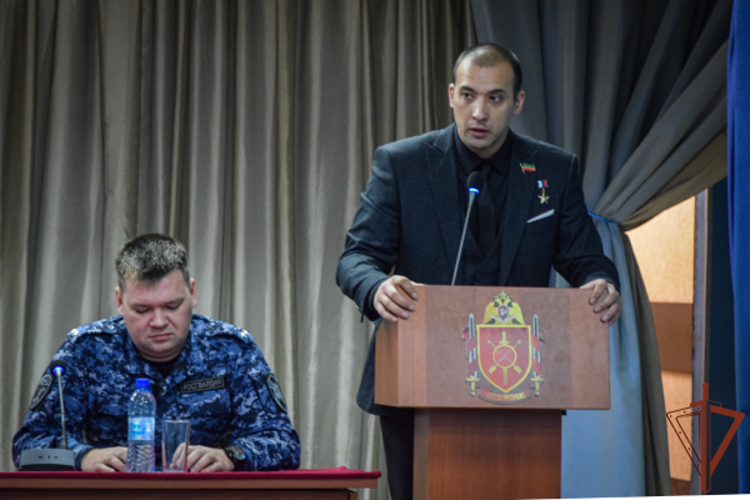 В специальном моторизованном Измайловском полку Северо-Западного округа Росгвардии прошла встреча с Героем России Расимом Баксиковым