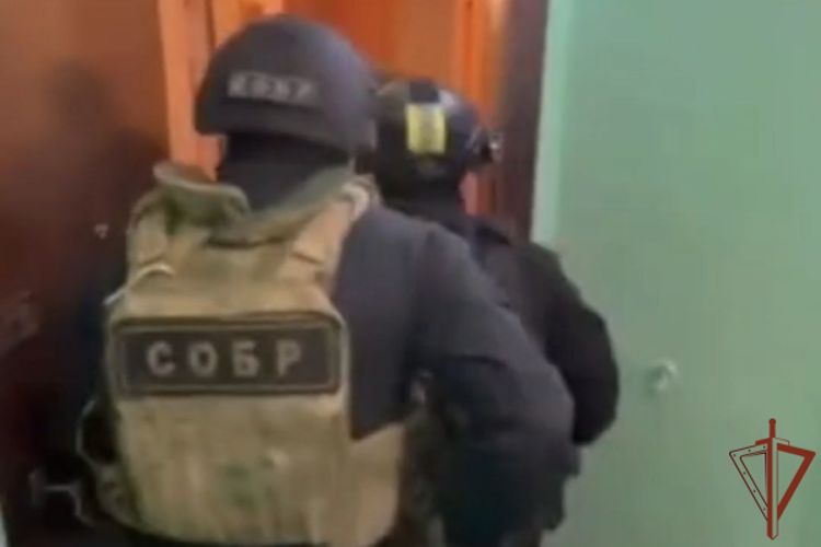 В Санкт-Петербурге при силовой поддержке СОБР Росгвардии задержаны подозреваемые в распространении наркотических средств