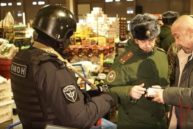 В Санкт-Петербурге при содействии ОМОН Росгвардии проведен рейд по установлению не вставших на воинский учет натурализованных граждан РФ (видео)