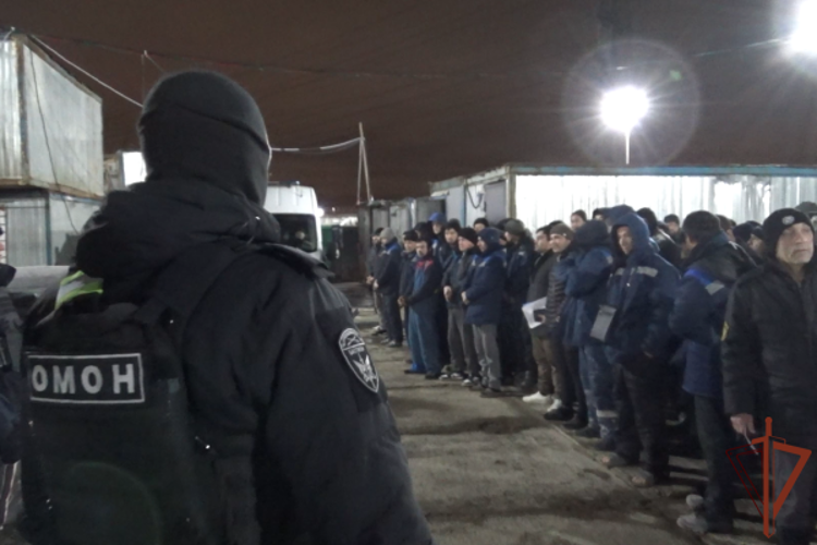В Санкт-Петербурге сотрудники ОМОН Росгвардии обеспечили проведение межведомственного рейда по выявлению нарушений в сфере миграции