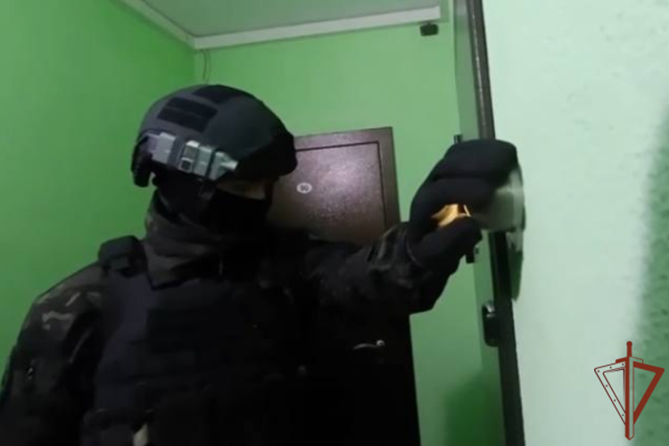 При силовой поддержке СОБР Росгвардии в Архангельской области задержан подозреваемый в сокрытии денежных средств (видео)